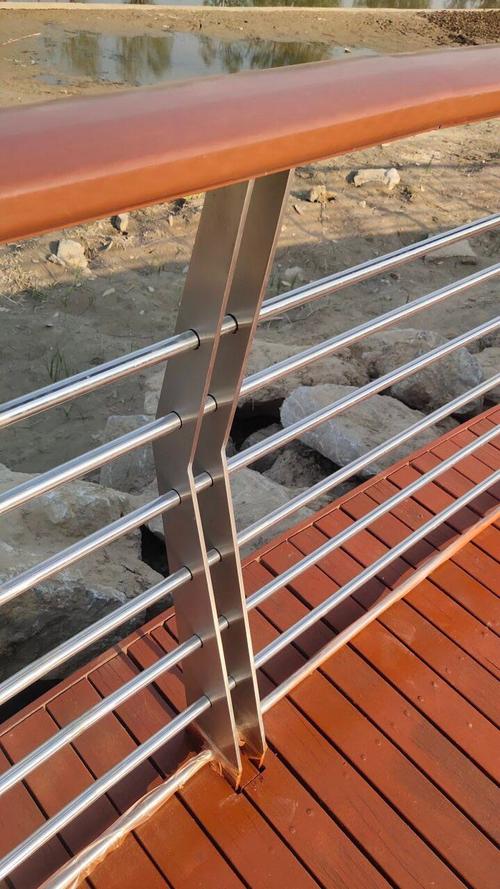 安顺201不锈钢碳素钢复合管隔离护栏生产工艺